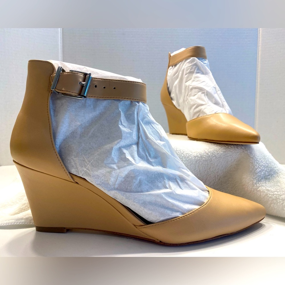 Sz 9 BCBGeneration BG-Tempest Nude Vintage Devon Leather High Heel Wedge Pumps